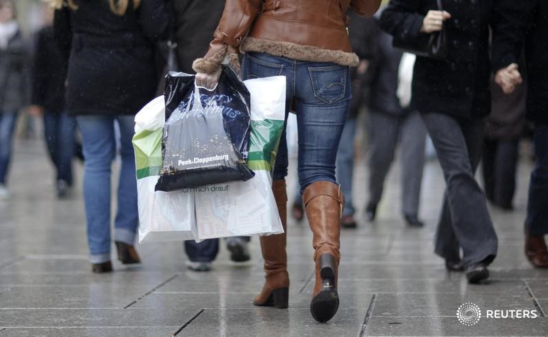 © Reuters. A shopper carries bags along a shopping mall in Frankfurt