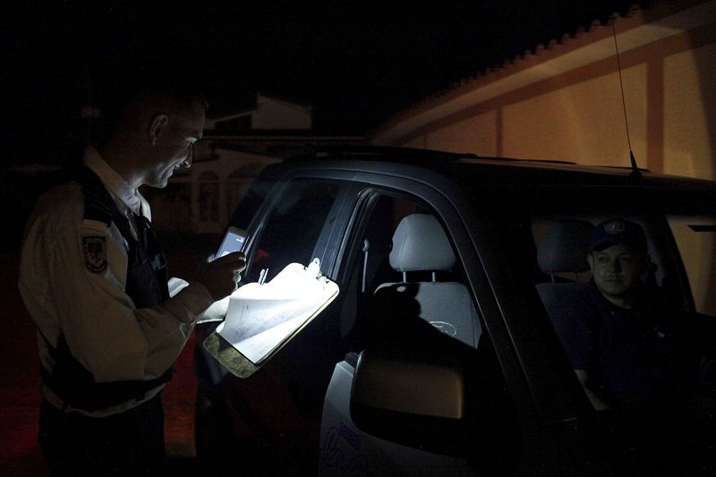 © Reuters. Trabajadores públicos en Venezuela trabajarán solo dos días a la semana para ahorrar energía