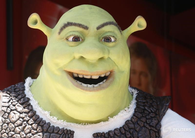 © Reuters. Character 'Shrek' waits during ceremonies to unveil its star on the Hollywood Walk of Fame in Hollywood