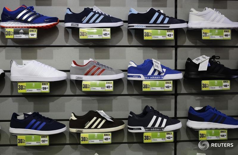 © Reuters. Кроссовки Adidas в магазине Sports Direct в Лондоне