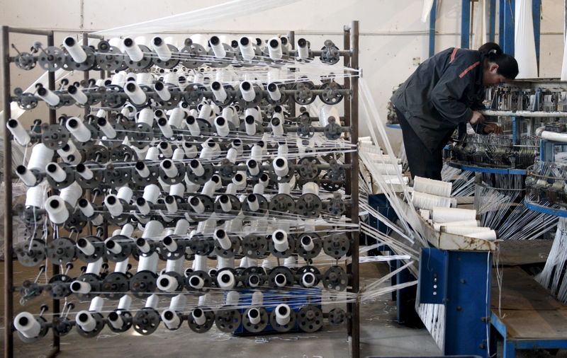 © Reuters. An employee works at a spinning factory in Huaibei, Anhui Province, China