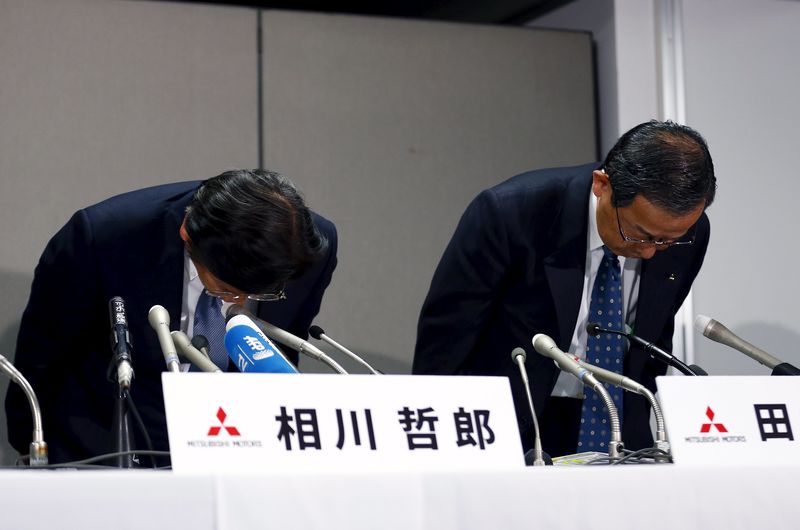 © Reuters. Mitsubishi Motors Corp's President Tetsuro Aikawa and Managing Director Yutaka Tabata bow before a news conference in Tokyo