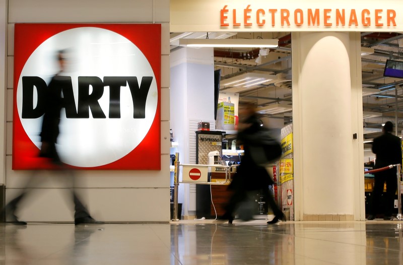 © Reuters. LA FNAC REMPORTE LA BATAILLE POUR DARTY