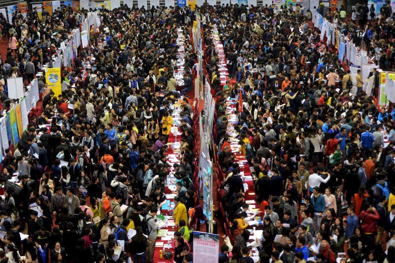 © Reuters. A job fair is held at Shandong University in Jinan