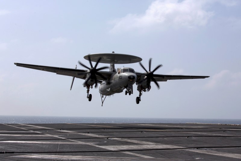 © Reuters. A U.S. Navy Northrop Grumman E-2 Hawkeye prepares to land on the runway of the U.S. Navy aircraft carrier USS George Washington, during a tour of the ship in the South China Sea
