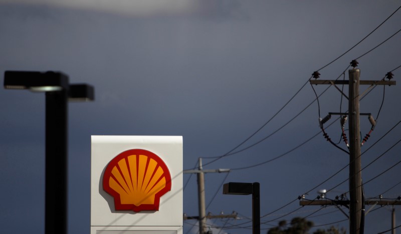 © Reuters. A Shell sign is seen at a petrol station in Melbourne