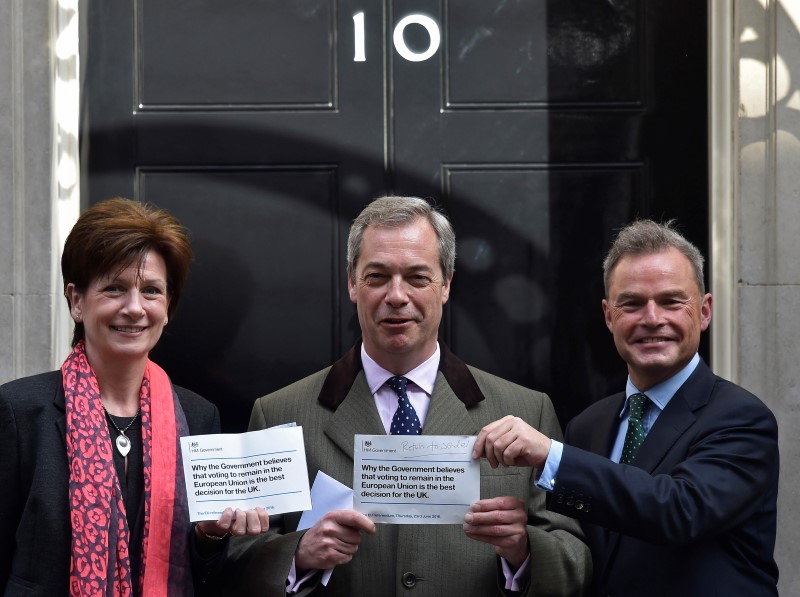 © Reuters. UKIP Leader Farage, Deputy Chairman James and Whittle, UKIP's London Mayoral candidate stand at the door of the Prime Minister's official residence at 10 Downing Street as they stand at the door of the Prime Minister's official residence at 10 Downing Str