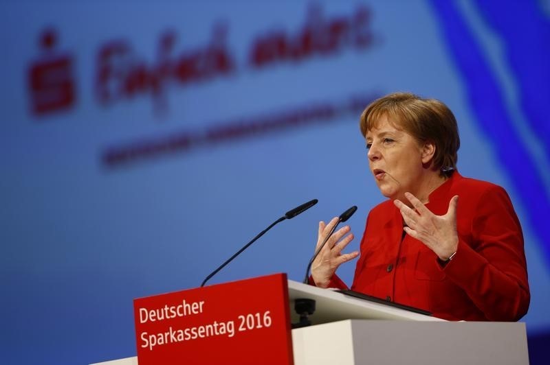 © Reuters. German Chancellor Merkel speaks at the annual meeting of the German Sparkasse savings banks in Duesseldorf