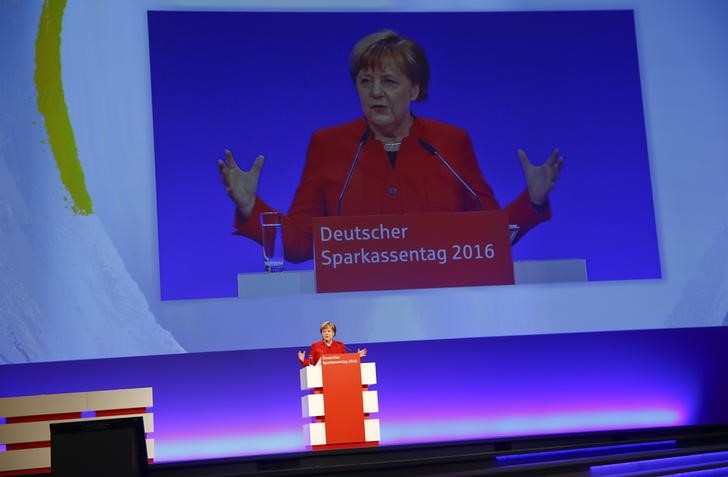 © Reuters. German Chancellor Merkel speaks at the annual meeting of the German Sparkasse savings banks in Duesseldorf