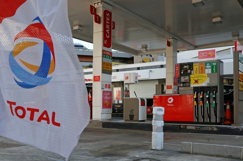 © Reuters. The logo of French oil company Total is seen at a Total gas station in Paris