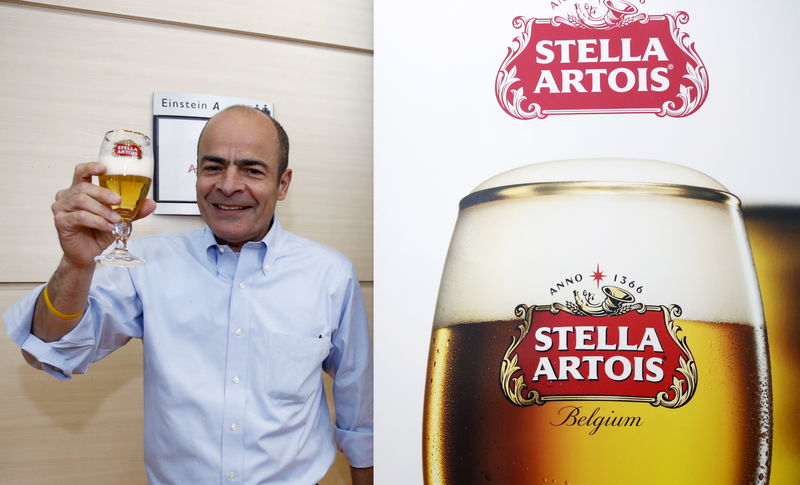 © Reuters. Anheuser-Busch InBev CEO Brito poses with a Stella Artois beer after the annual shareholders meeting in Brussels