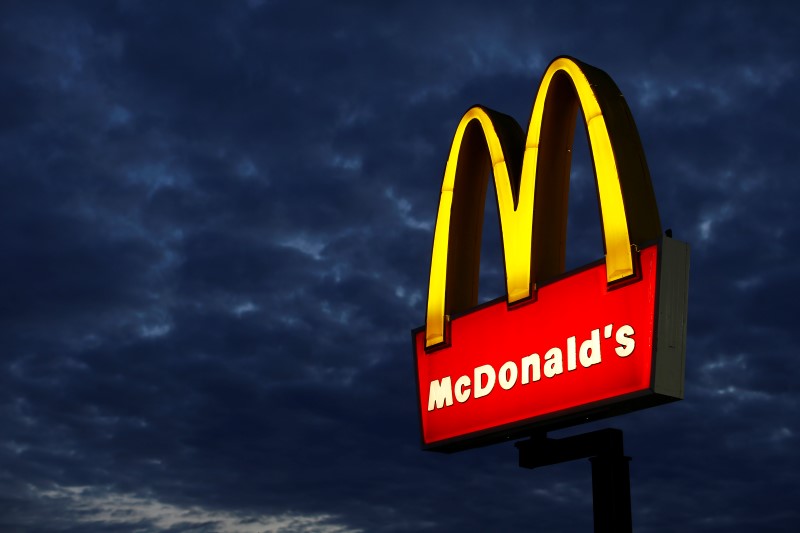 © Reuters. A McDonald's restaurant is pictured in Encinitas, California