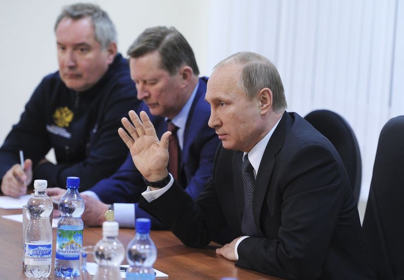 © Reuters. Russian President Putin, Chief of president's staff Ivanov and Deputy PM Rogozin attend meeting with space officials at Vostochny cosmodrome in Amur region