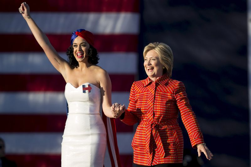 © Reuters. Pré-candidata democrata à Presidência dos EUA Hillary Clinton ao lado da cantora Katy Perry durante evento de campanha em Des Moines, Iowa