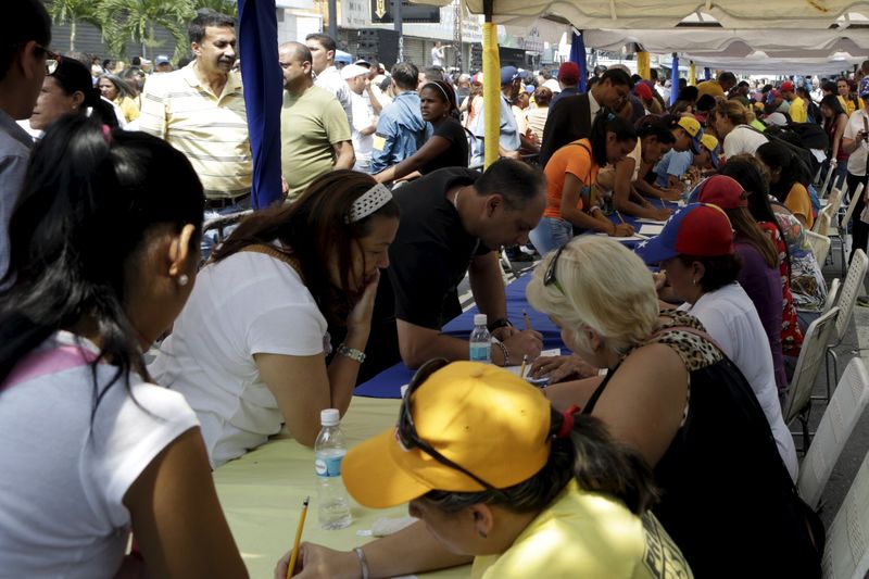 © Reuters. Venezuelanos assinam documentos que podem levar a referendo contra Maduro 