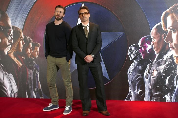 © Reuters. Chris Evans e Robert Downey Jr em lançamento de "Capitão América" em Londres