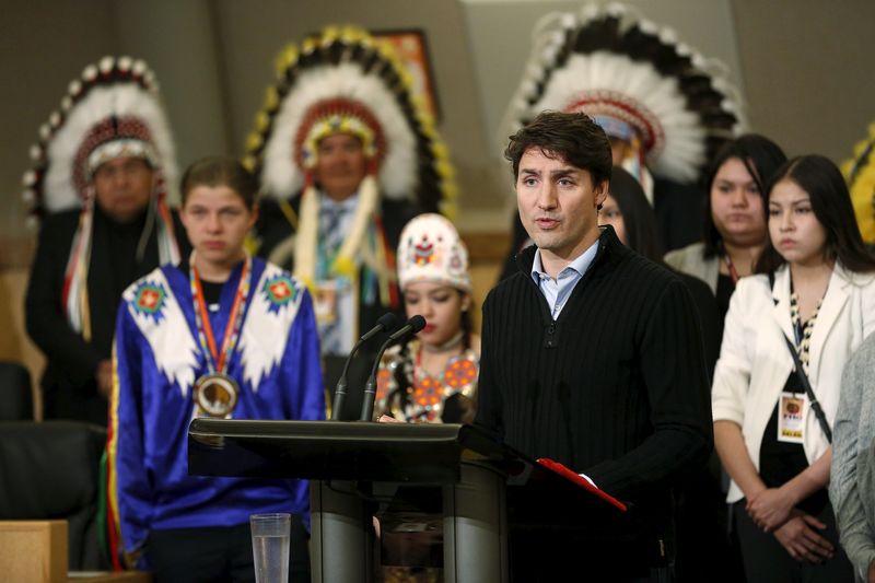© Reuters. Prime Minister Trudeau talks with First Nations leaders and delegates at the File Hills Qu'Appelle Tribal Council in Fort Qu'Appelle, Saskatchewan