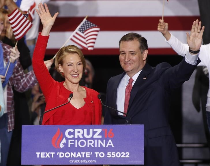 © Reuters. Ted Cruz acena ao lado de Carly Fiorina em Indianápolis