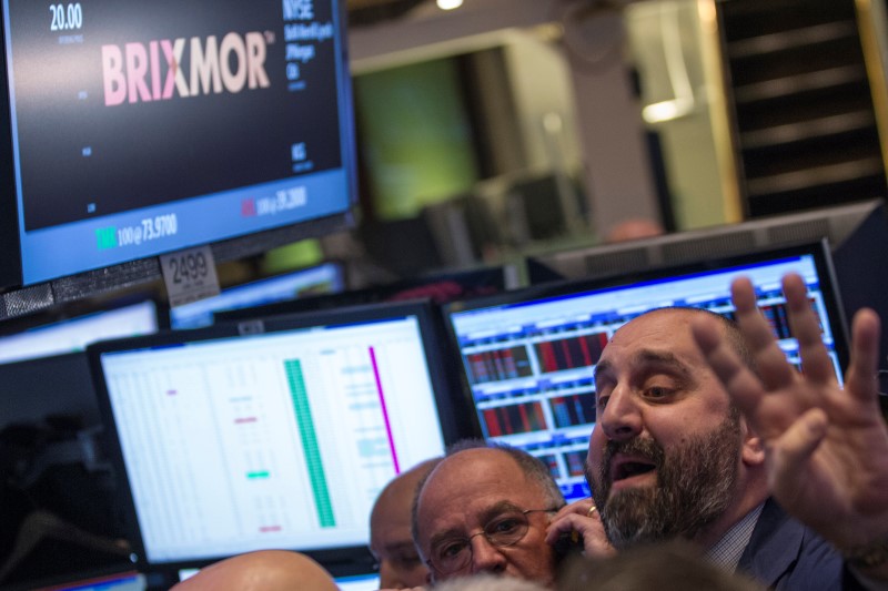 © Reuters. Specialist trader Giacchi shouts out a price for Brixmor Property Group Inc. during the company's IPO on the floor of the New York Stock Exchange, in New York