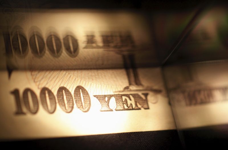 © Reuters. Light is cast on a Japanese 10,000 yen note as it's reflected in a plastic board in Tokyo, in this picture illustration