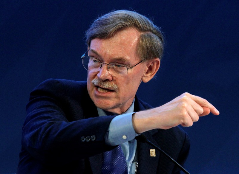 © Reuters. World Bank President Robert Zoellick attends a panel during a B20 meeting prior to the G20 summit in Los Cabos