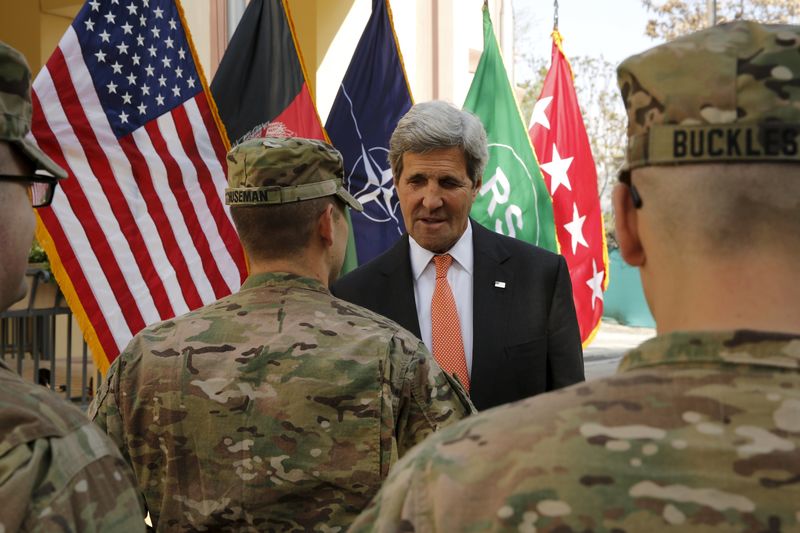 © Reuters. Kerry meets U.S. military personnel at Resolute Support Headquarters in Kabul