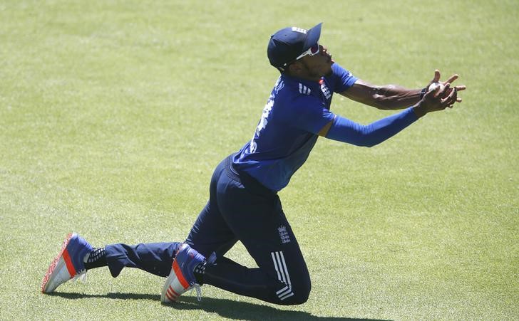 © Reuters. England's Chris Jordan takes a catch to dismiss South Africa's AB de Villiers during their second One-Day International cricket match in Port Elizabeth