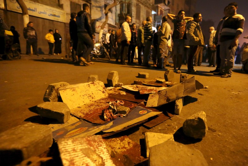 © Reuters. محاكمة شرطي مصري بتهمة قتل بائع وإحالة ضابط للنيابة بعد إطلاقه النار على سائق