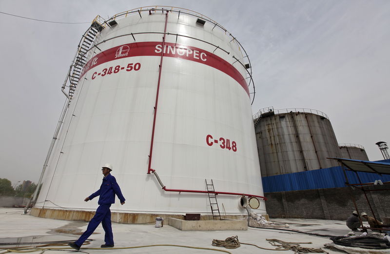 © Reuters. Рабочий на НПЗ Sinopec в Ухане