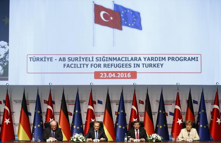 © Reuters. European Commission Vice-President Timmermans, EU Council President Tusk, Turkish Prime Minister Davutoglu and German Chancellor Merkel attend a news conference after visiting Nizip refugee camp