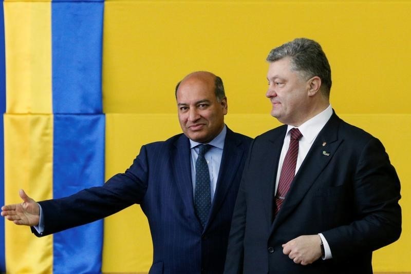 © Reuters. Ukrainian President Poroshenko and EBRD President Chakrabarti arrive for signing ceremony at Chernobyl nuclear power plant