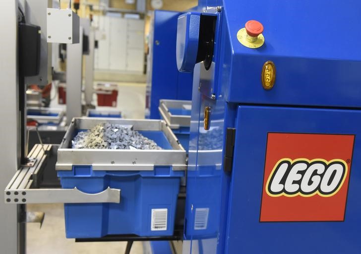 © Reuters. A robot picks up Lego bricks in a production line at the factory of Danish toy company Lego in Billund
