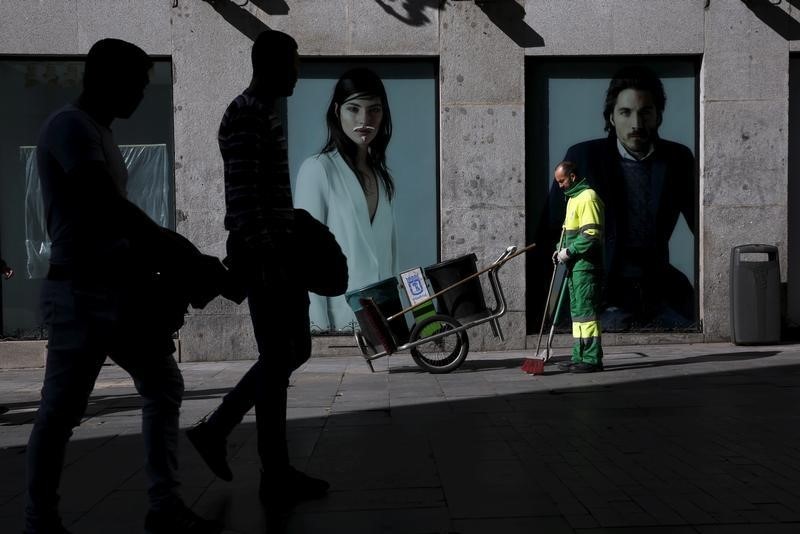 © Reuters. La salida de extranjeros de España reduce la población por cuarto año