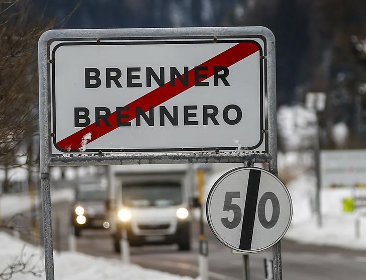 © Reuters. Cartello stradale che indica 'Brenner-Brennero' al confine tra Italia e Austria.