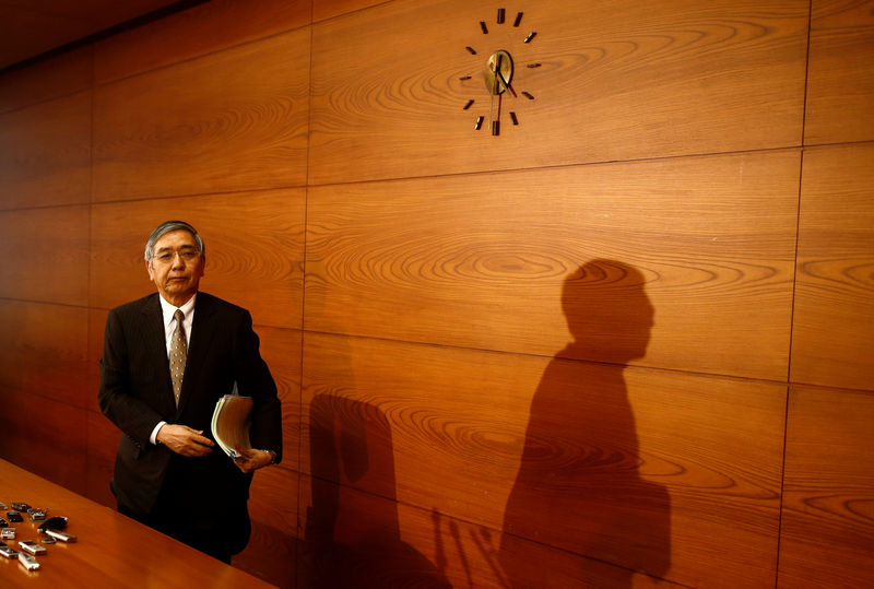 © Reuters. Bank of Japan Governor Haruhiko Kuroda leaves a news conference in Tokyo