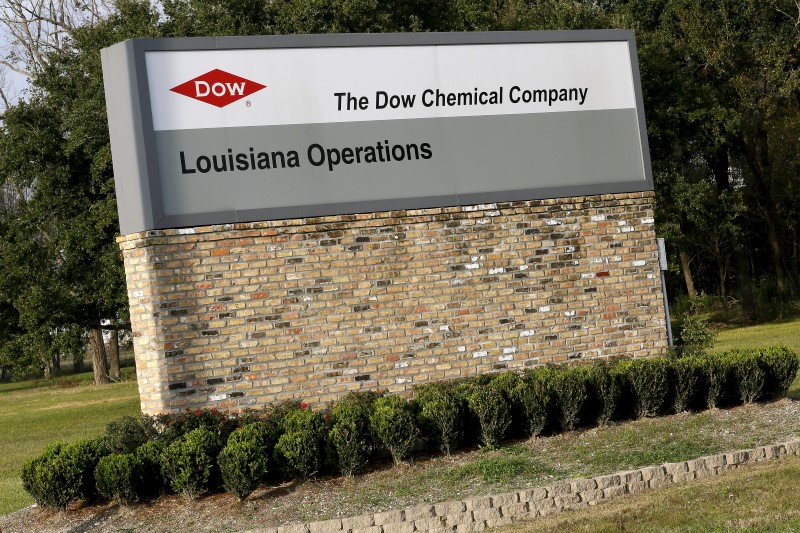 © Reuters. Sign is seen at an entrance to a Dow Chemical Co plant in Plaquemine
