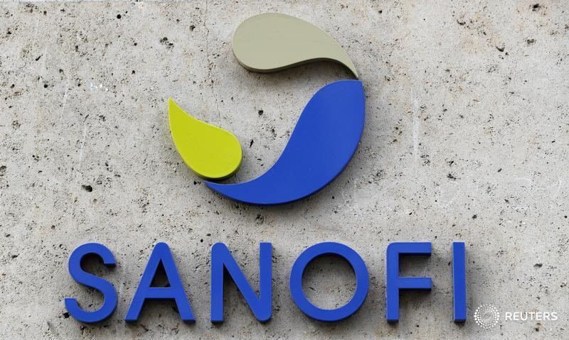 © Reuters. Логотип Sanofi на штаб-квартире компании в Париже