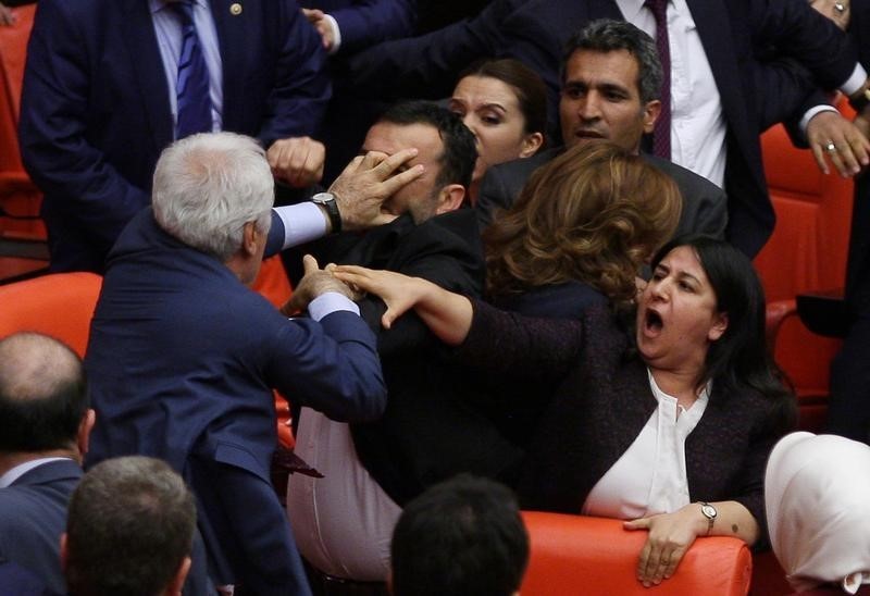 © Reuters. Ruling AK Party and pro-Kurdish Peoples' Democratic Party (HDP) lawmakers scuffle during a debate at the Parliament in Ankara