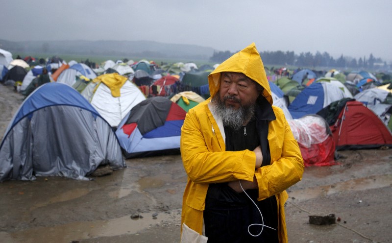 © Reuters. الفنان الصيني أي وي وي يعرض فيلما وثائقيا عن أزمة المهاجرين