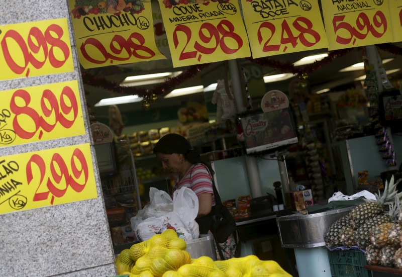© Reuters. Consumidora em mercado do Rio de Janeiro