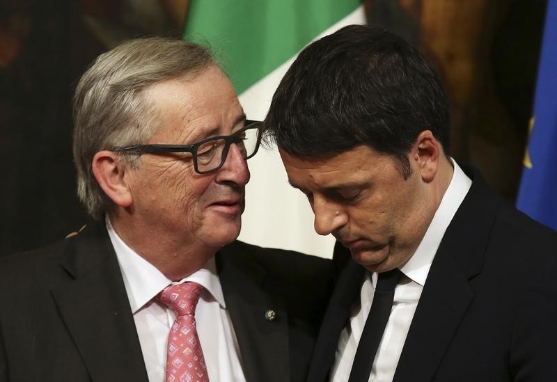 © Reuters. Il premier Matteo Renzi (D) con il presidente della Commissione Ue Jean-Claude Juncker a Palazzo Chigi a Roma.