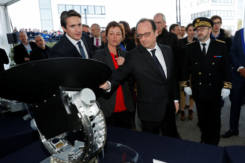 © Reuters. AYEZ CONFIANCE ET LA FRANCE RÉUSSIRA, DIT FRANÇOIS HOLLANDE AUX FRANÇAIS