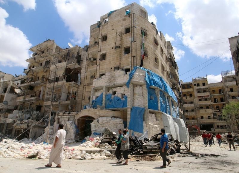 © Reuters. المرصد: مقتل 27 في ضربات جوية على مستشفى بمدينة حلب السورية