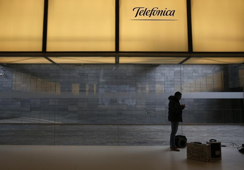 © Reuters. El sector de telecos español aumenta levemente sus ingresos en 2015 