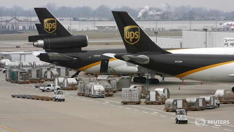 © Reuters. Самолеты United Parcel Service в Луисвилле, Кентукки