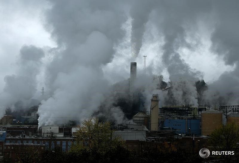 © Reuters. Целлюлозно-бумажный комбинат Mead-Westvaco в Ковингтоне, Вирджиния