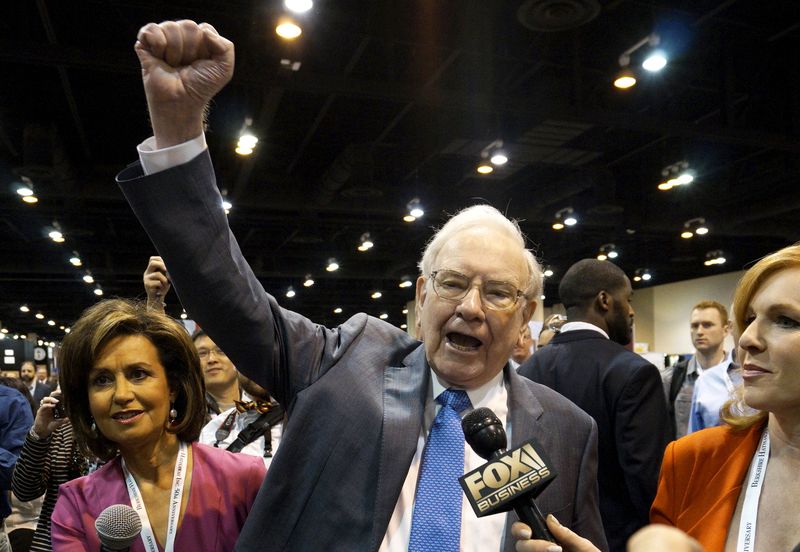 © Reuters. Berkshire Hathaway CEO Warren Buffett yells "Go big red!", the Nebraska Cornhuskers chant, prior to the Berkshire annual meeting in Omaha