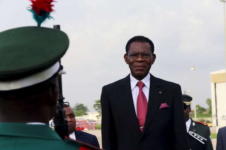 © Reuters. Equatorial Guinea's President Teodoro Obiang Nguema Mbasogo inspects a guard of honour upon his arrival at the presidential airport in Abuja