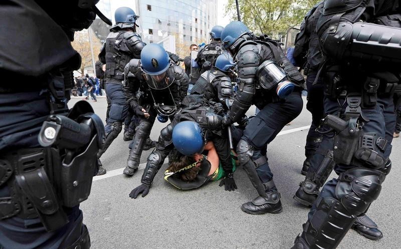 © Reuters. إصابة 24 من الشرطة واعتقال العشرات في فرنسا بعد احتجاجات على قانون العمل