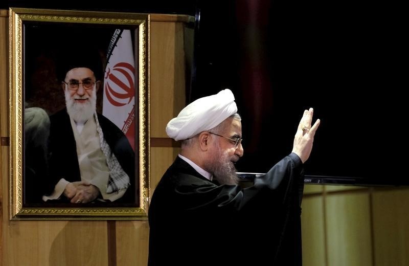 © Reuters. اقتصاد إيران الهش يجبر خامنئي وروحاني على التحالف